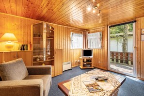 TV, ping pong - Bungalow '12 - Finnhütte' with Private Terrace and Shared Garden (Niesky)