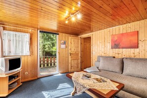 TV, ping pong - Bungalow '12 - Finnhütte' with Private Terrace and Shared Garden (Niesky)