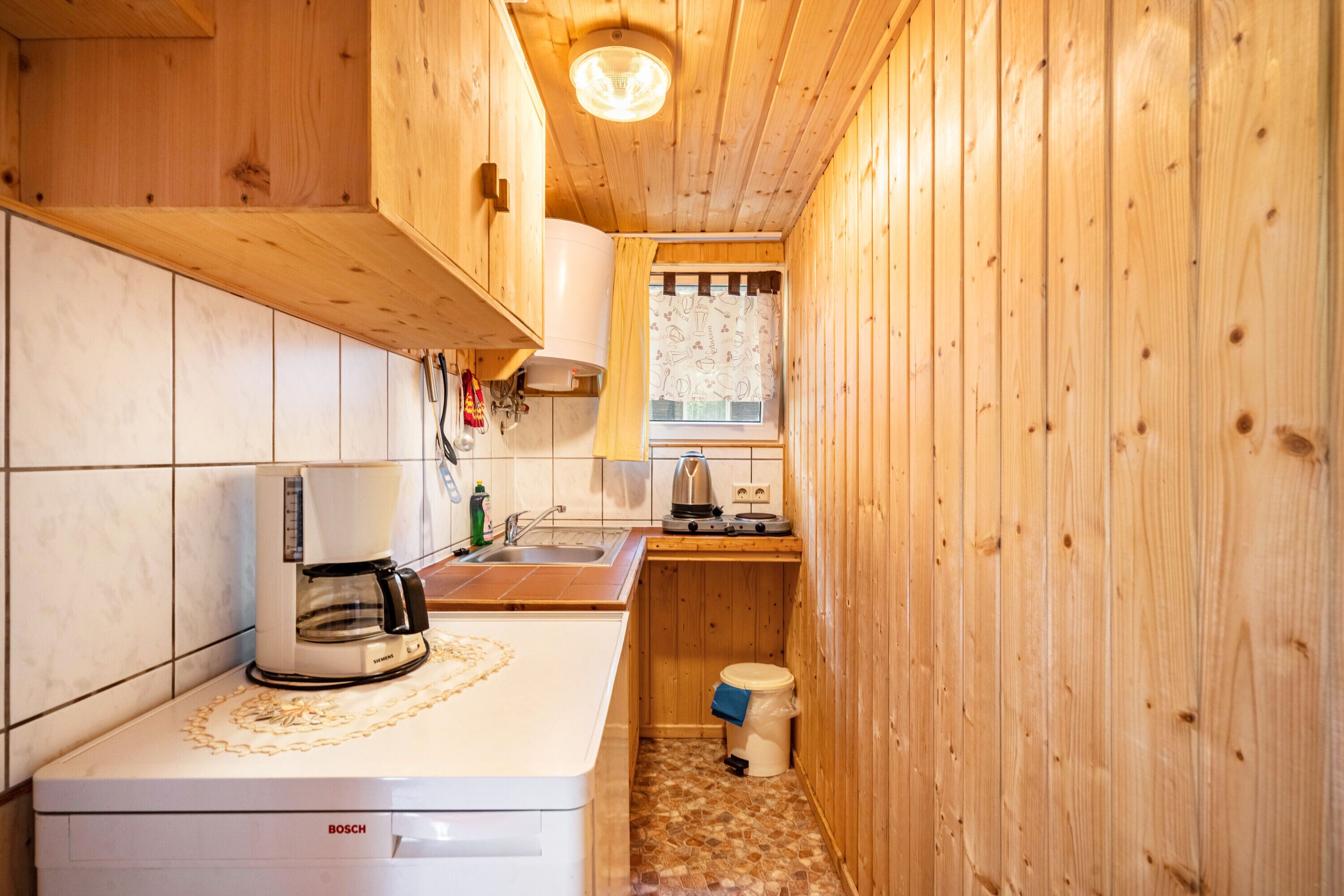 Kühlschrank, Herdplatte, Wasserkocher mit Kaffee-/Teezubehör