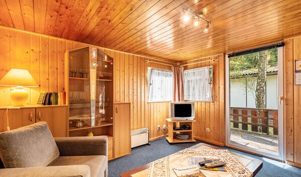 Téléviseur, table de ping-pong