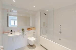 Een douche, een haardroger, handdoeken, shampoo