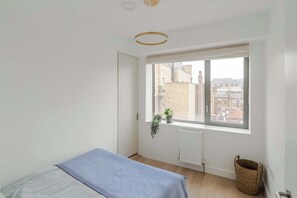 3 habitaciones, tabla de planchar con plancha, cuna de viaje y wifi 