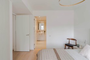 Iron/ironing board, travel cot, WiFi, bed sheets - The Portland - Marylebone - by Frankie (London)