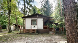 Eine kleine Holzhütte mit einem Fenster und einer Veranda.