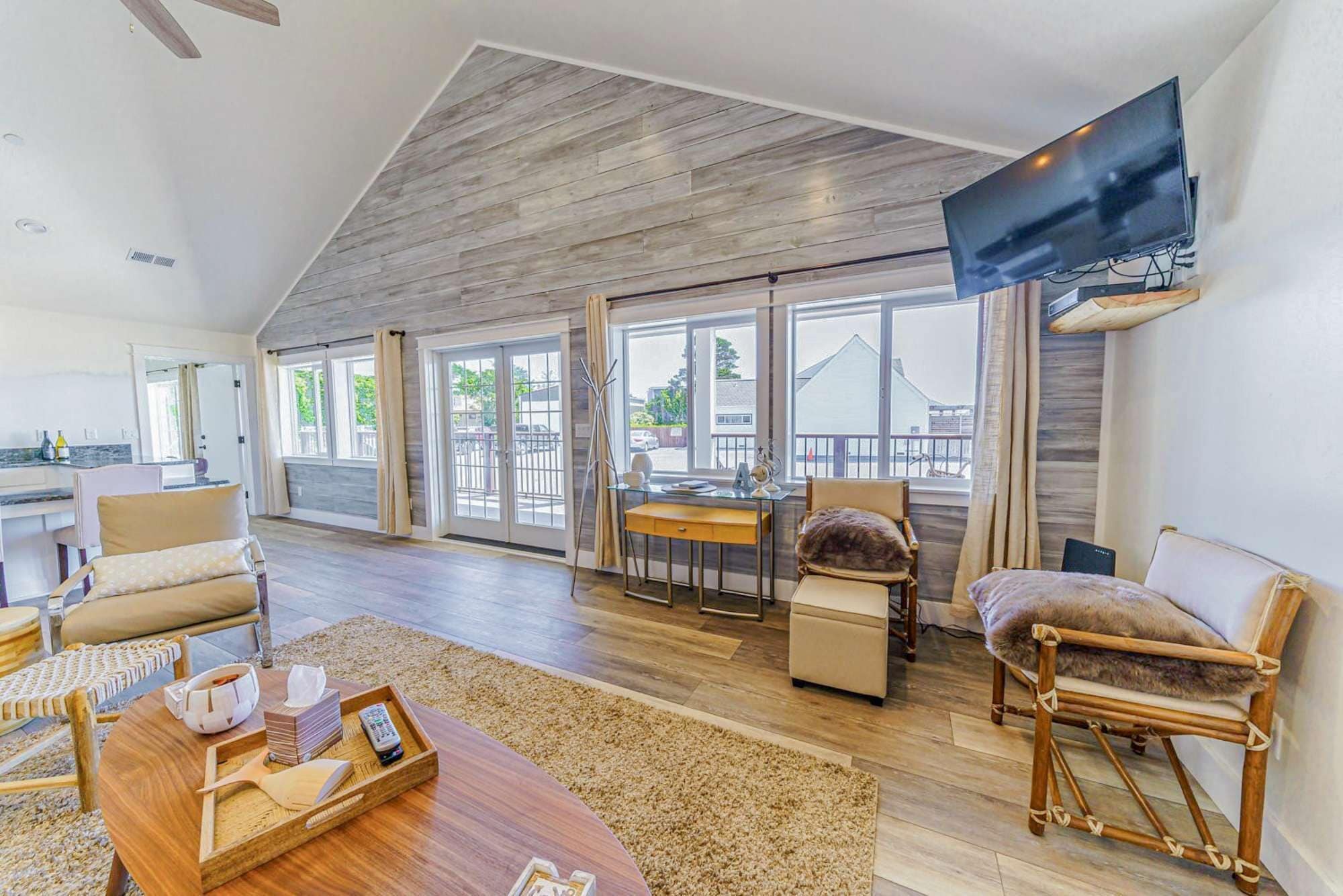 テレビ、暖炉、書庫、ステレオ