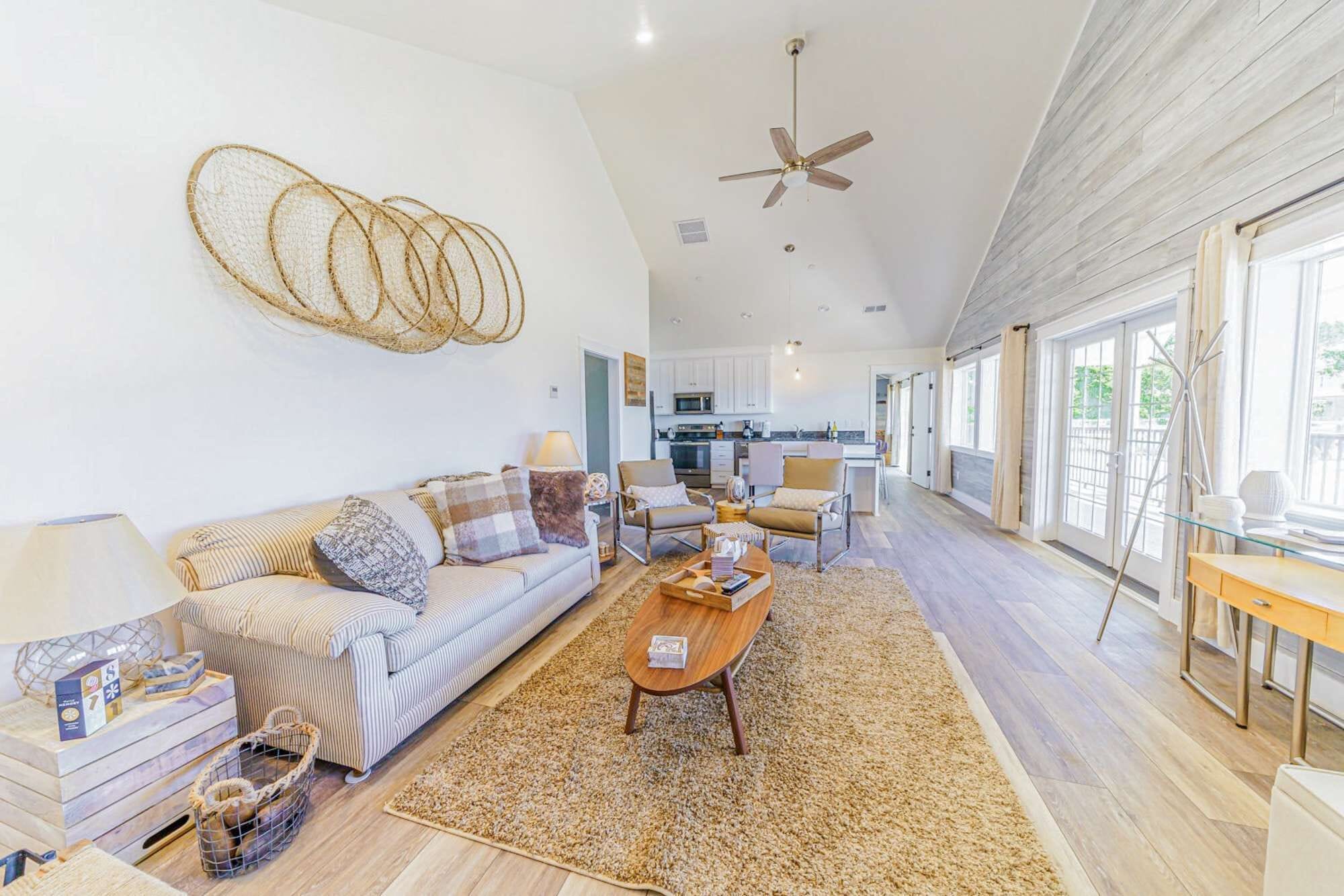 Fernseher, Kamin, Bücher, Stereoanlage