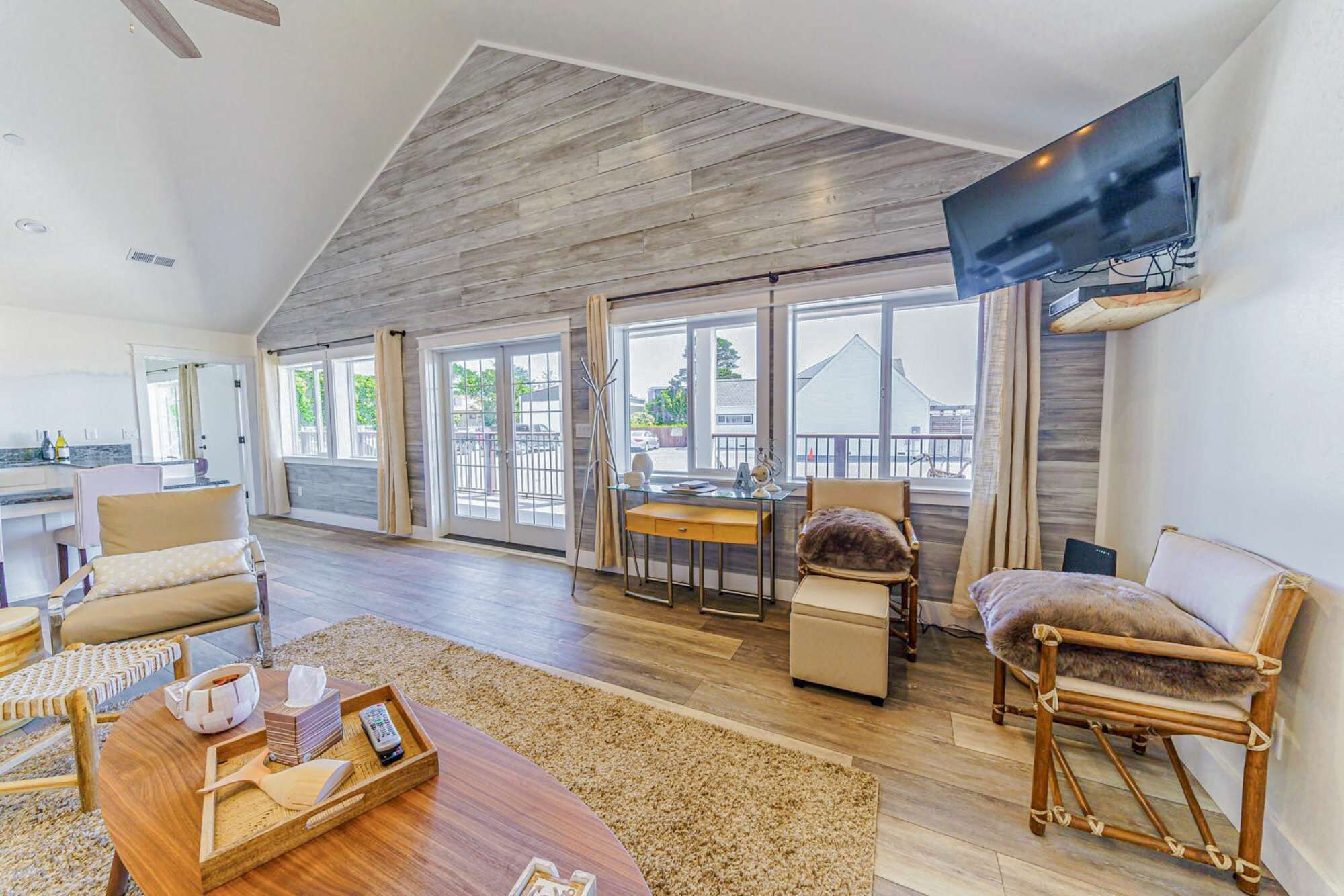 テレビ、暖炉、書庫、ステレオ