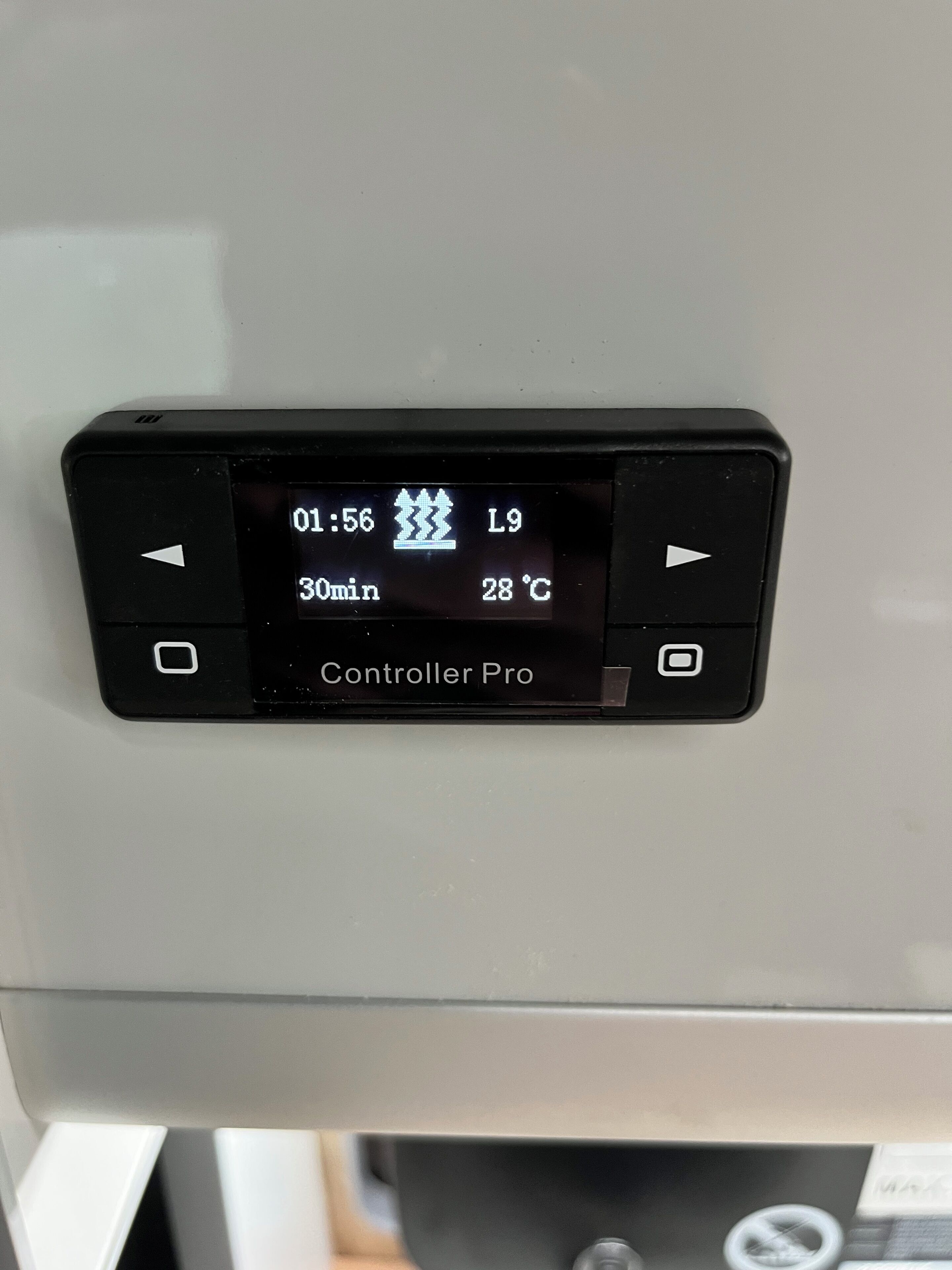 Pantalla digital en un vehículo que muestra la hora 01:56, una duración de 30 minutos y una temperatura de 28°C.