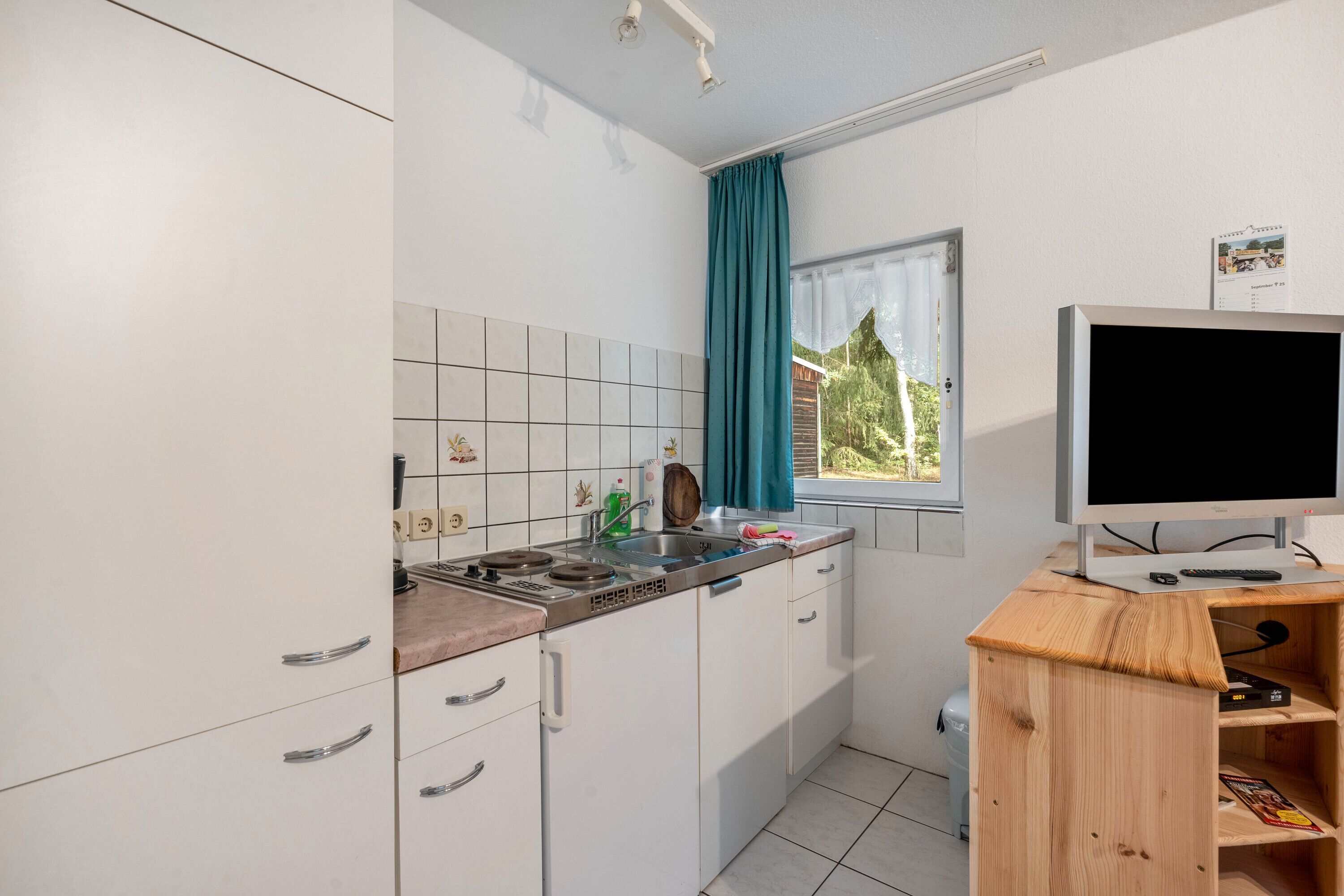 Kühlschrank, Herdplatte, Wasserkocher mit Kaffee-/Teezubehör