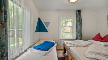 1 bedroom, bed sheets