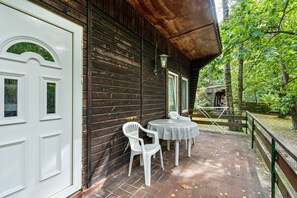 Outdoor dining - Bungalow '15 - Finnhütte' with Private Terrace and Shared Garden (Niesky)