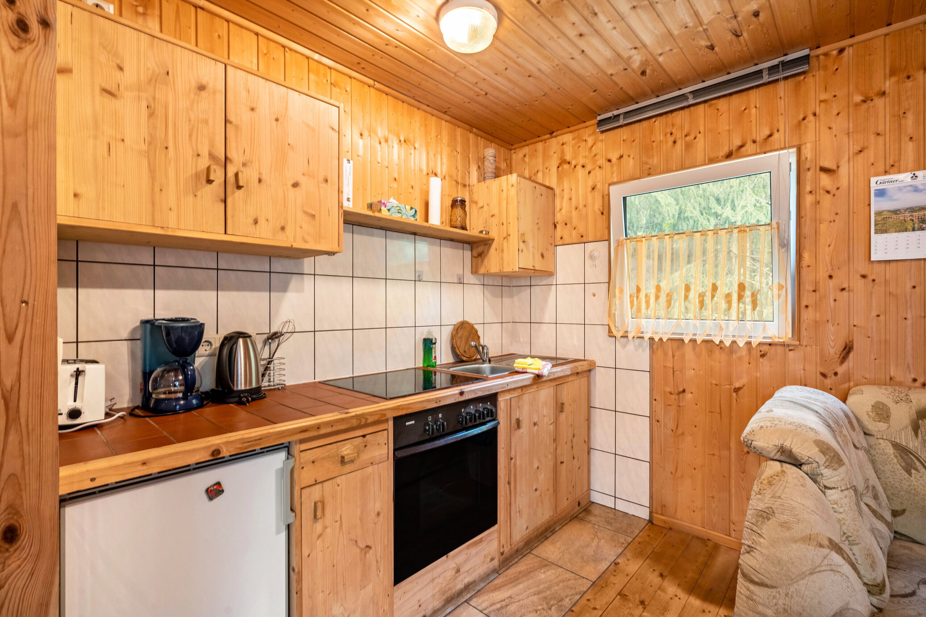 Kühlschrank, Herdplatte, Wasserkocher mit Kaffee-/Teezubehör