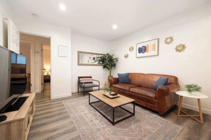 TV, bøker og kontorer