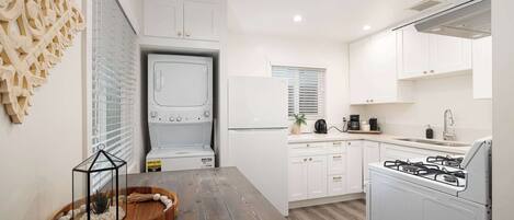 Køleskab, mikrobølgeovn, ovn, kogeplade