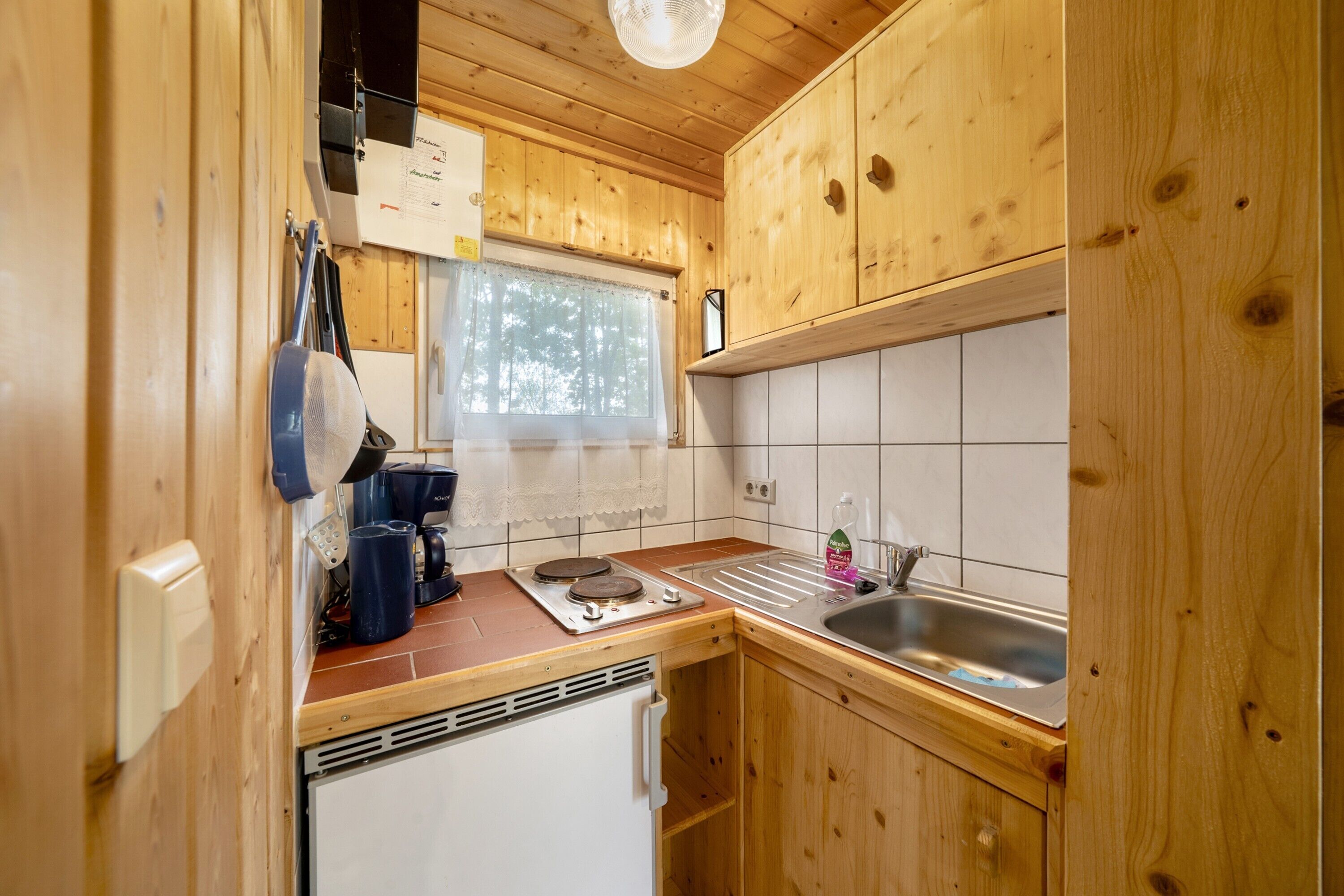 Kühlschrank, Herdplatte, Wasserkocher mit Kaffee-/Teezubehör