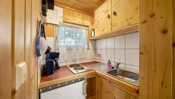 Kühlschrank, Herdplatte, Wasserkocher mit Kaffee-/Teezubehör