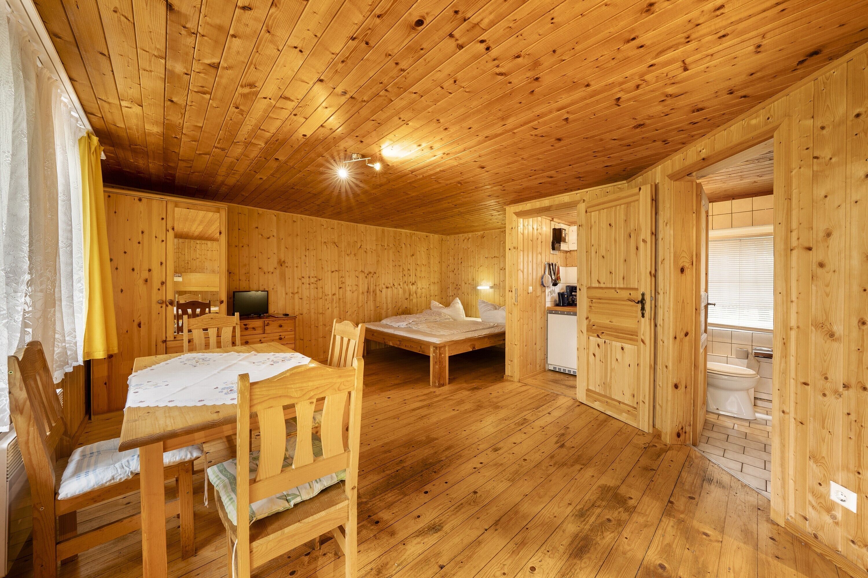 1 bedroom, bed sheets