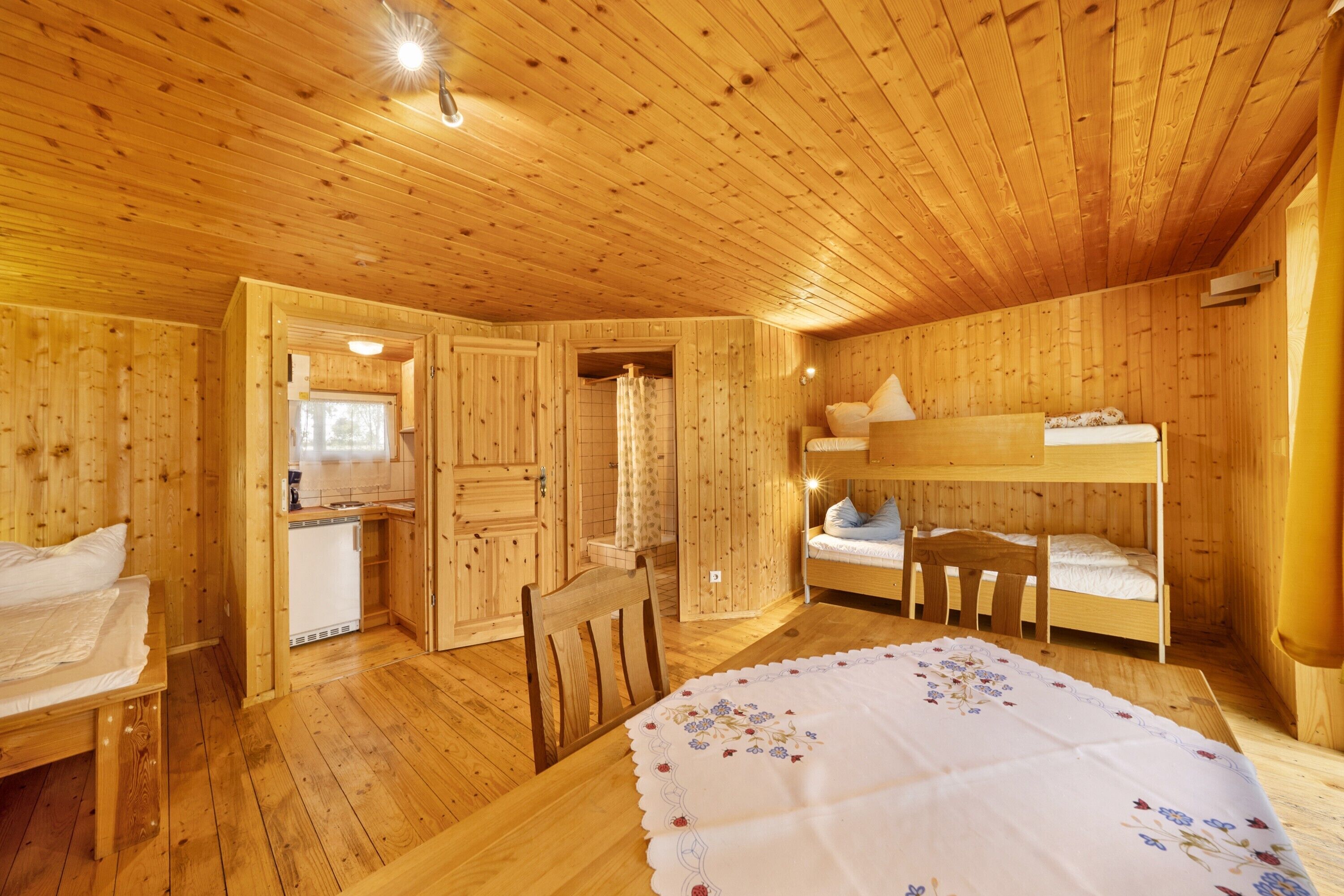 1 多间卧室、床单