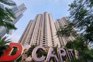 Un immeuble de grande hauteur sur lequel on peut voir une enseigne bien visible indiquant « D.CAPITA ».