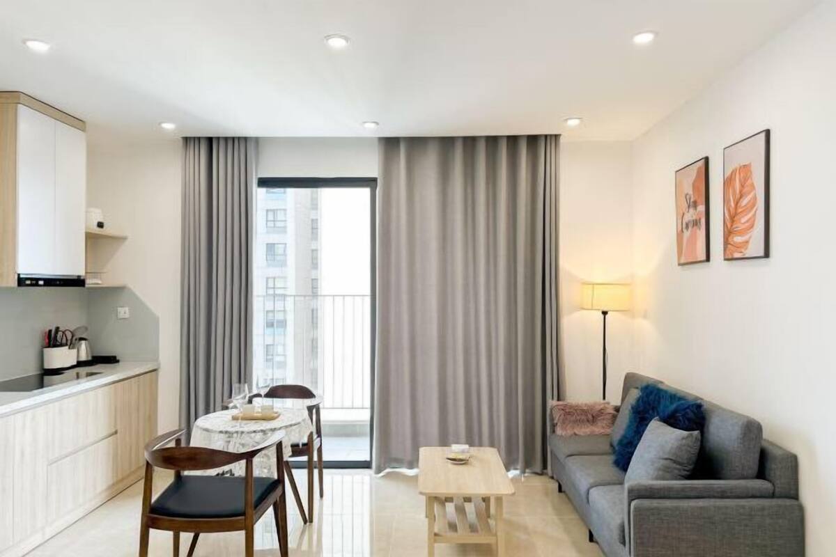 Eine moderne Wohnung mit Essbereich, einer Couch und einer Lampe.