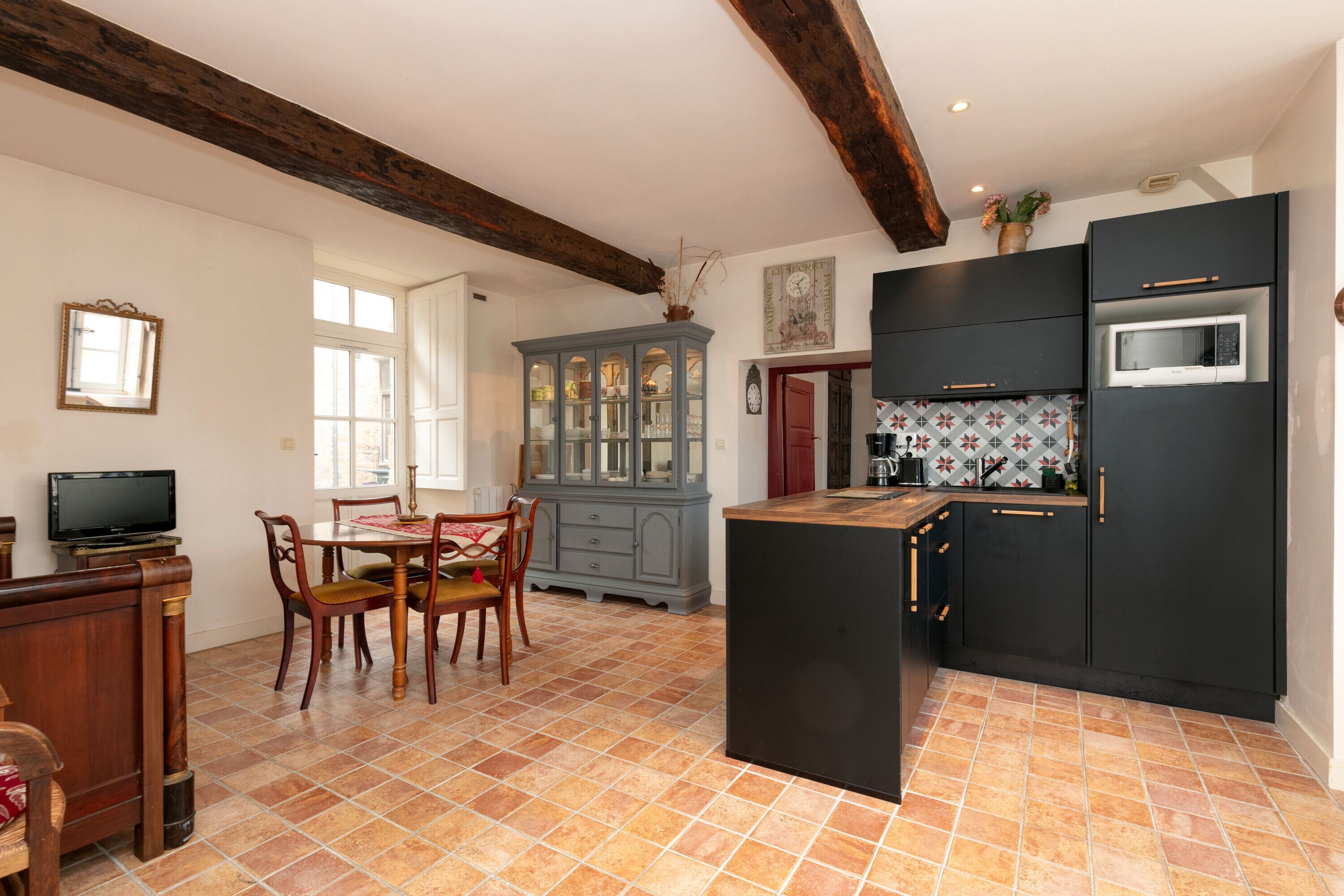 Réfrigérateur, micro-ondes, plaque de cuisson, lave-vaisselle