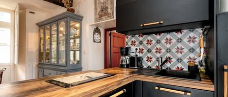 ثلاجة، ميكروويف، موقد طهي مسطح، غسالة أطباق