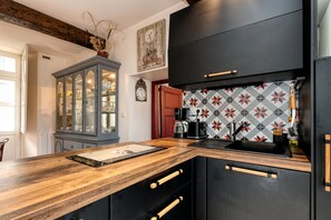 Een koelkast, een microgolfoven, een kookplaat, een vaatwasser