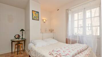 Strykjärn/strykbräda och sängkläder