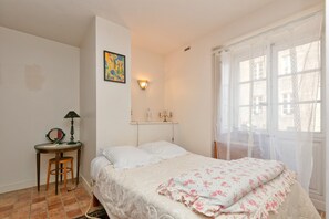 Iron/ironing board, bed sheets