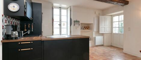 Réfrigérateur, micro-ondes, plaque de cuisson, lave-vaisselle