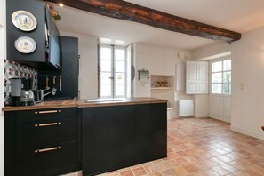 Fridge, microwave, stovetop, dishwasher