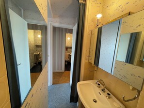 Shower, hair dryer, bidet, towels - CHARMING apartment NEAR DOWNTOWN RUEIL. 20 minutes from LA DÉFENSE, 45 minutes from PARIS (Rueil-Malmaison)
