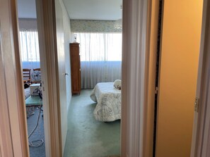 2 bedrooms, iron/ironing board, bed sheets - CHARMING apartment NEAR DOWNTOWN RUEIL. 20 minutes from LA DÉFENSE, 45 minutes from PARIS (Rueil-Malmaison)