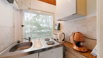 Kühlschrank, Herdplatte, Wasserkocher mit Kaffee-/Teezubehör