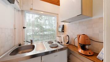 Kühlschrank, Herdplatte, Wasserkocher mit Kaffee-/Teezubehör