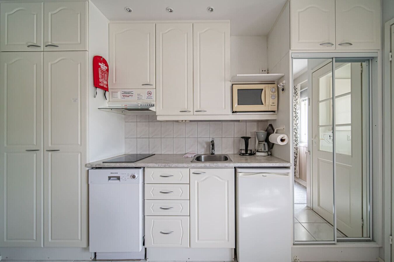 Køleskab, mikrobølgeovn, kogeplade, opvaskemaskine