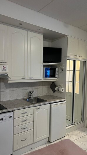 Réfrigérateur, micro-ondes, plaque de cuisson, lave-vaisselle