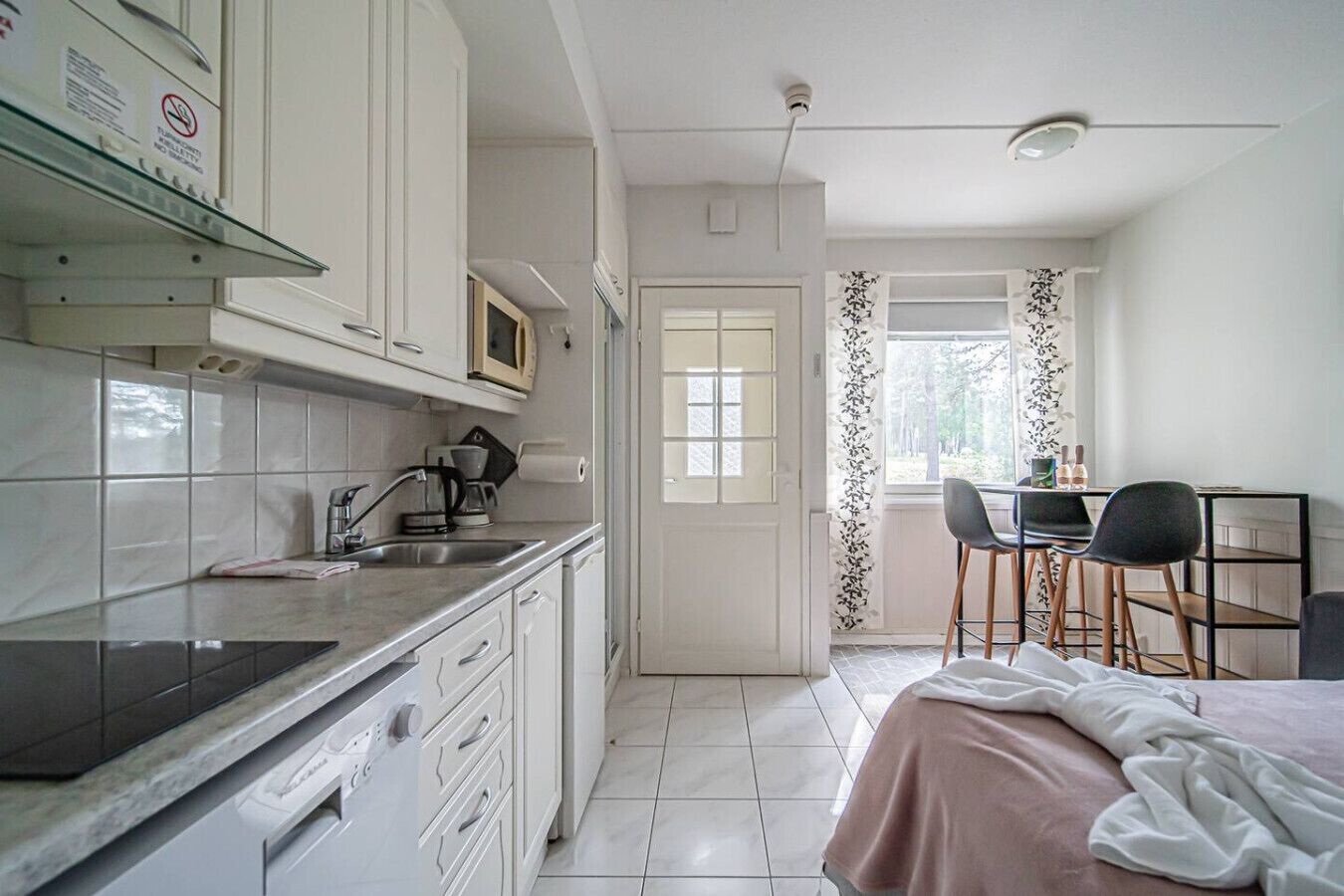 Jääkaappi, mikroaaltouuni, liesi, astianpesukone