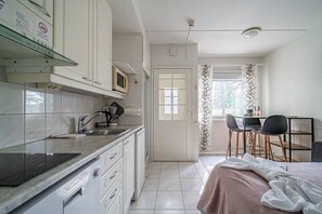 ثلاجة، ميكروويف، موقد طهي مسطح، غسالة أطباق