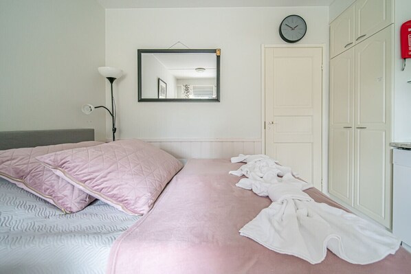 WiFi, bed sheets