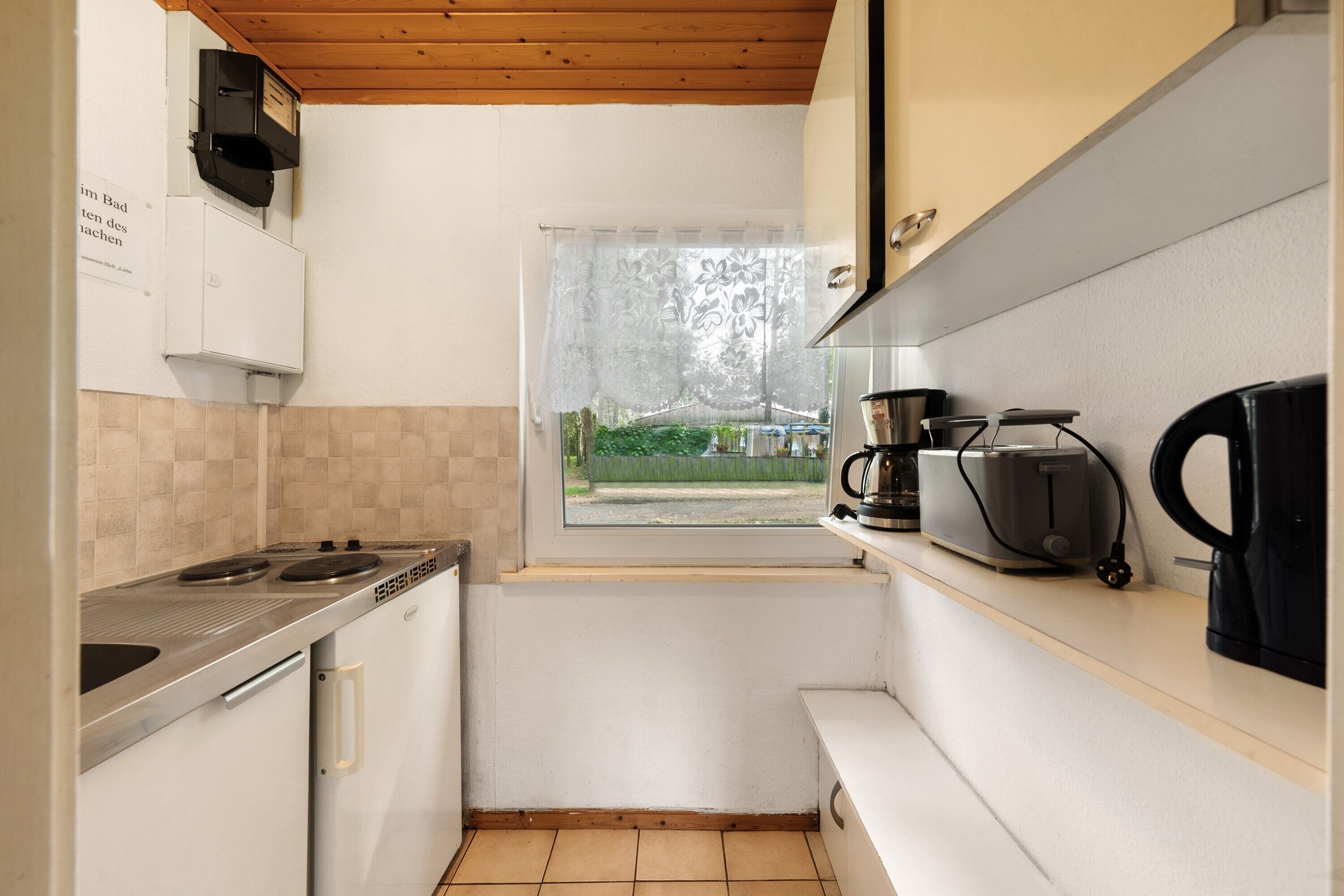 Fridge, stovetop, coffee/tea maker, electric kettle