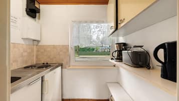 Kühlschrank, Herdplatte, Wasserkocher mit Kaffee-/Teezubehör