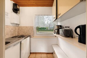 Kjøleskap, kokeplater, kaffetrakter/tekoker og vannkoker