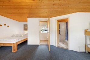 1 bedroom, bed sheets - Bungalow '4 - Kimbucht' with Private Terrace and Shared Garden (Waldhufen)