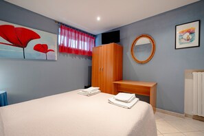 Iron/ironing board, WiFi, bed sheets