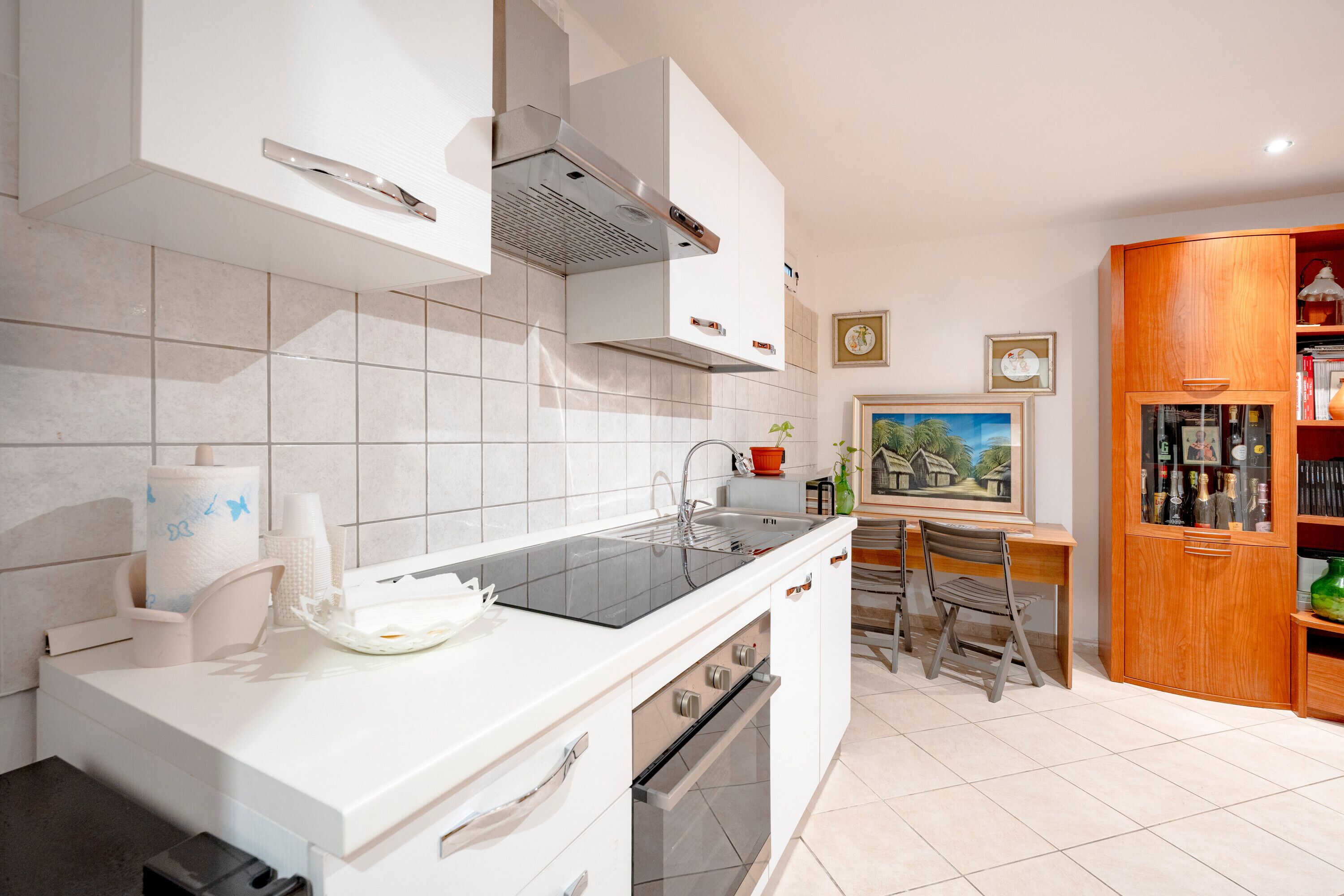 Frigorifero, microonde, forno, piano cottura