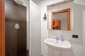 Douche, articles de toilette gratuits, sĂšche-cheveux