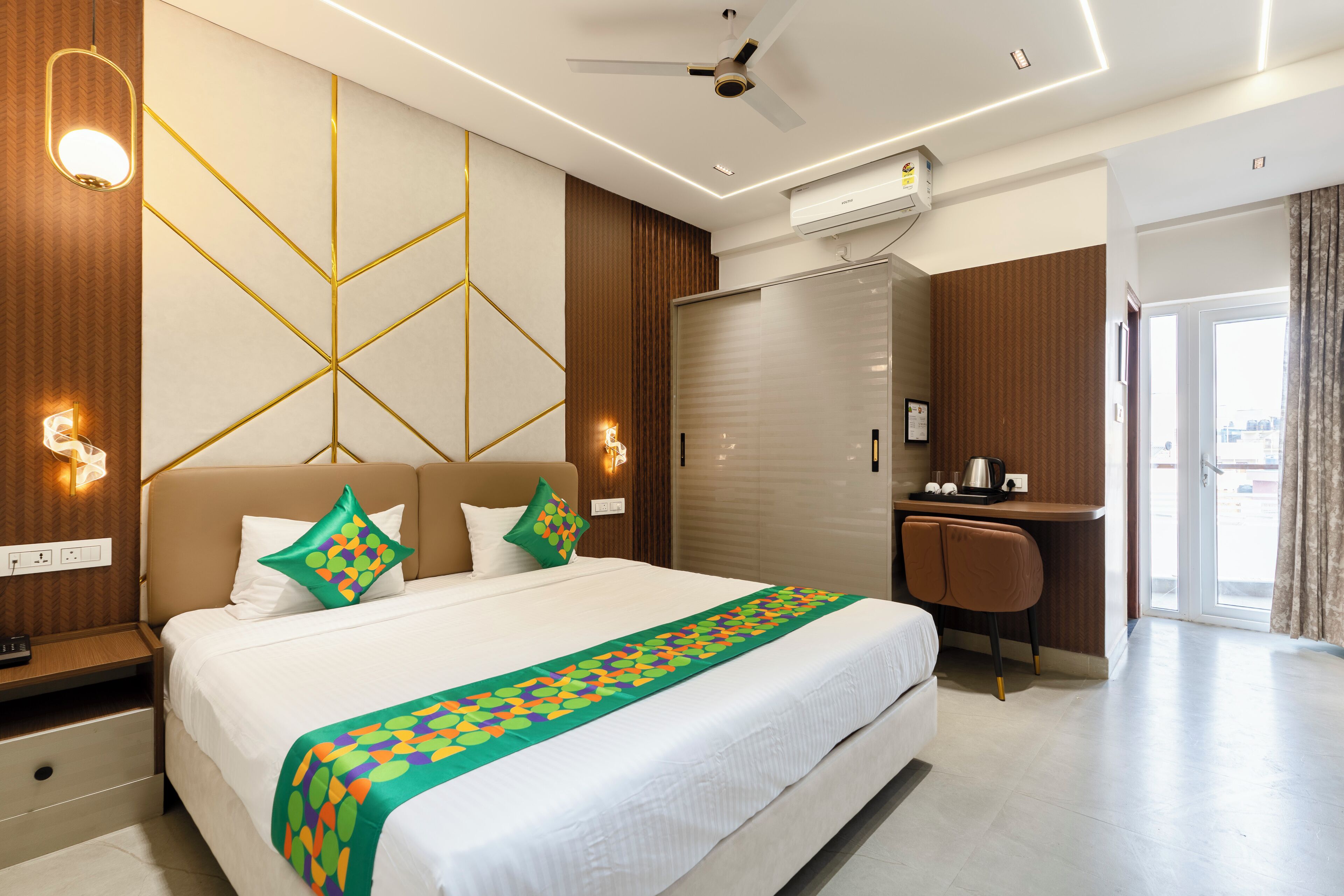 Deluxe Double Room | Desk, iron/ironing board