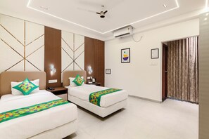 豪華雙人房 | 書桌、熨斗/熨衣板