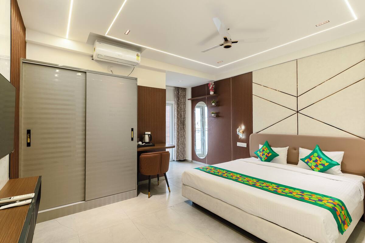 Premium Double Room | Desk, iron/ironing board